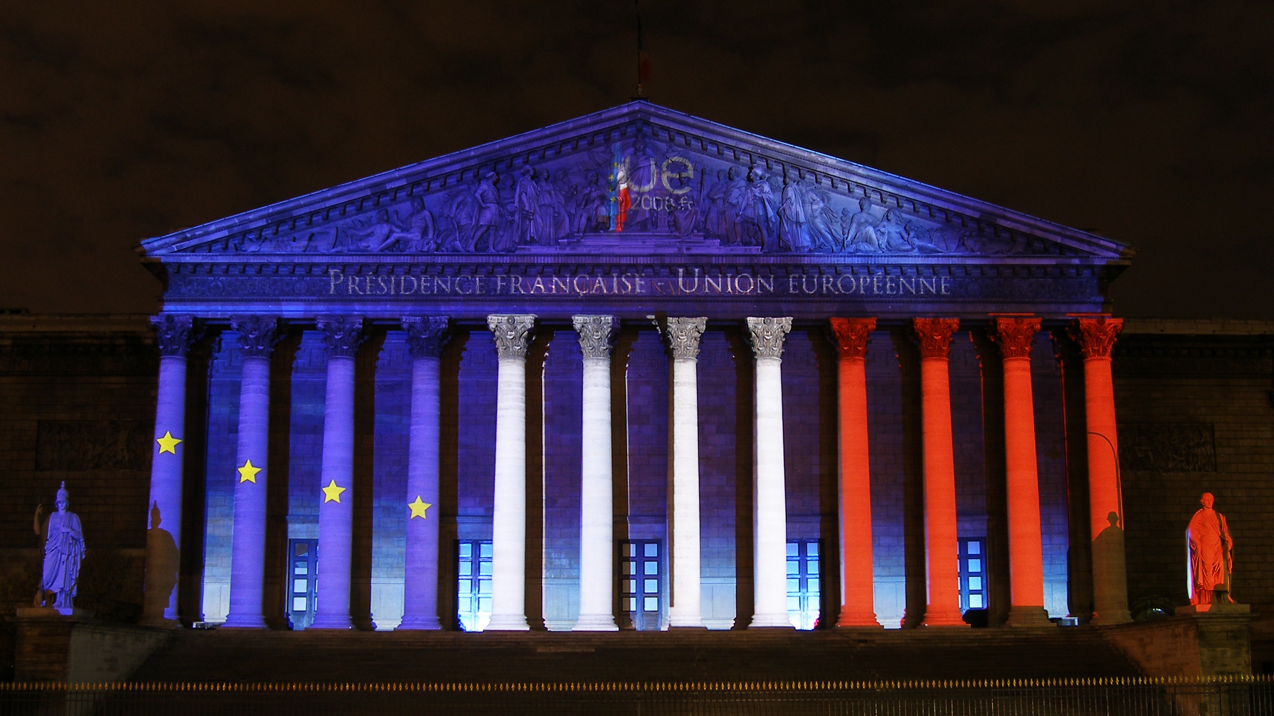 Photo Assemblée nationale éclairage bleu blanc rouge de nuit